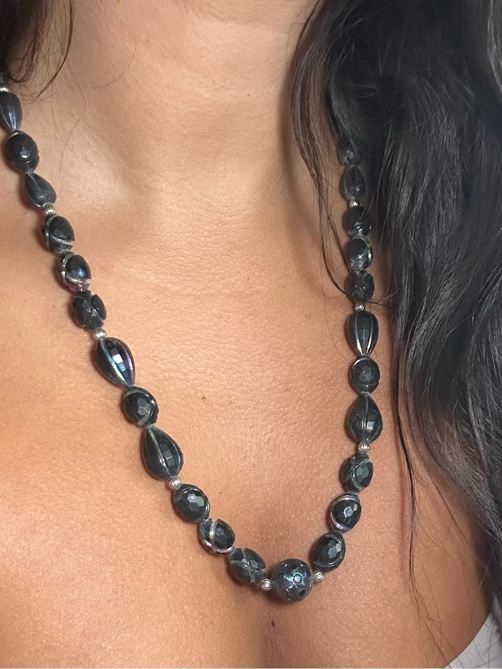 🖤✨ Vintage Black Iridescent Beaded Necklace ✨🖤 - Picture 6 of 7
